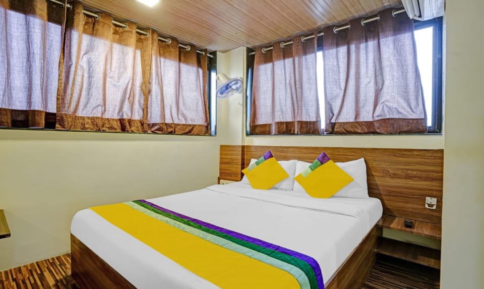 Memory foam beds, desk, bed sheets