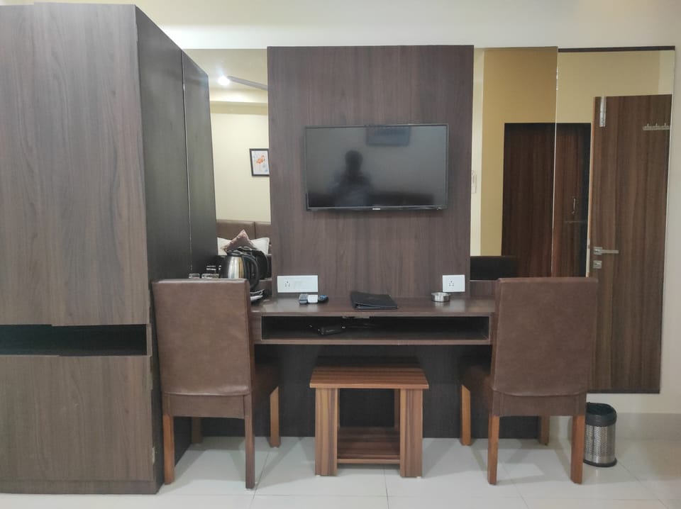 Premium bedding, laptop workspace, WiFi (free), bed sheets