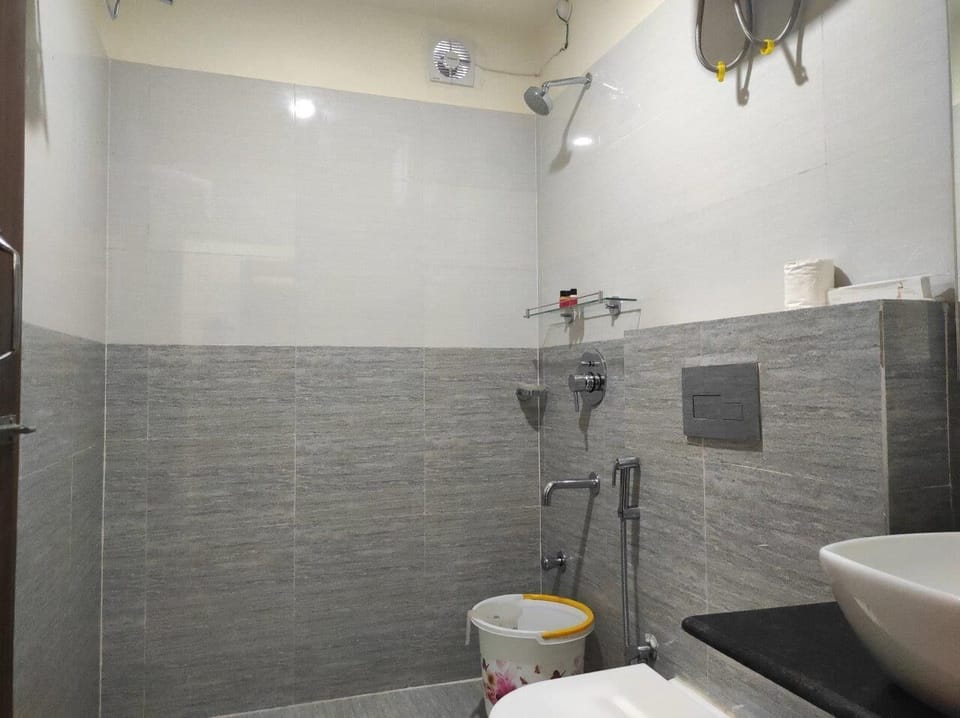 Deluxe Twin Room | Bathroom | Shower, rainfall showerhead, free toiletries, towels