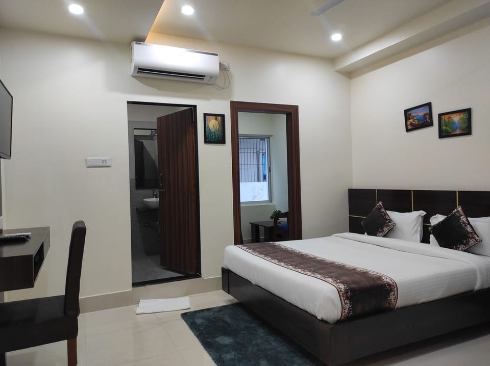 Family Room | Premium bedding, laptop workspace, WiFi (free), bed sheets