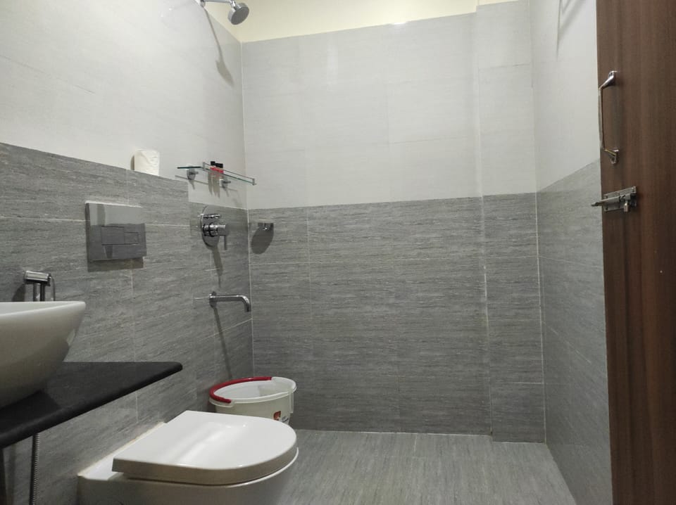 Shower, rainfall showerhead, free toiletries, towels