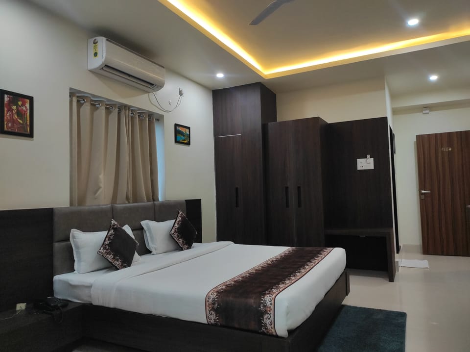 Premium bedding, laptop workspace, WiFi (free), bed sheets