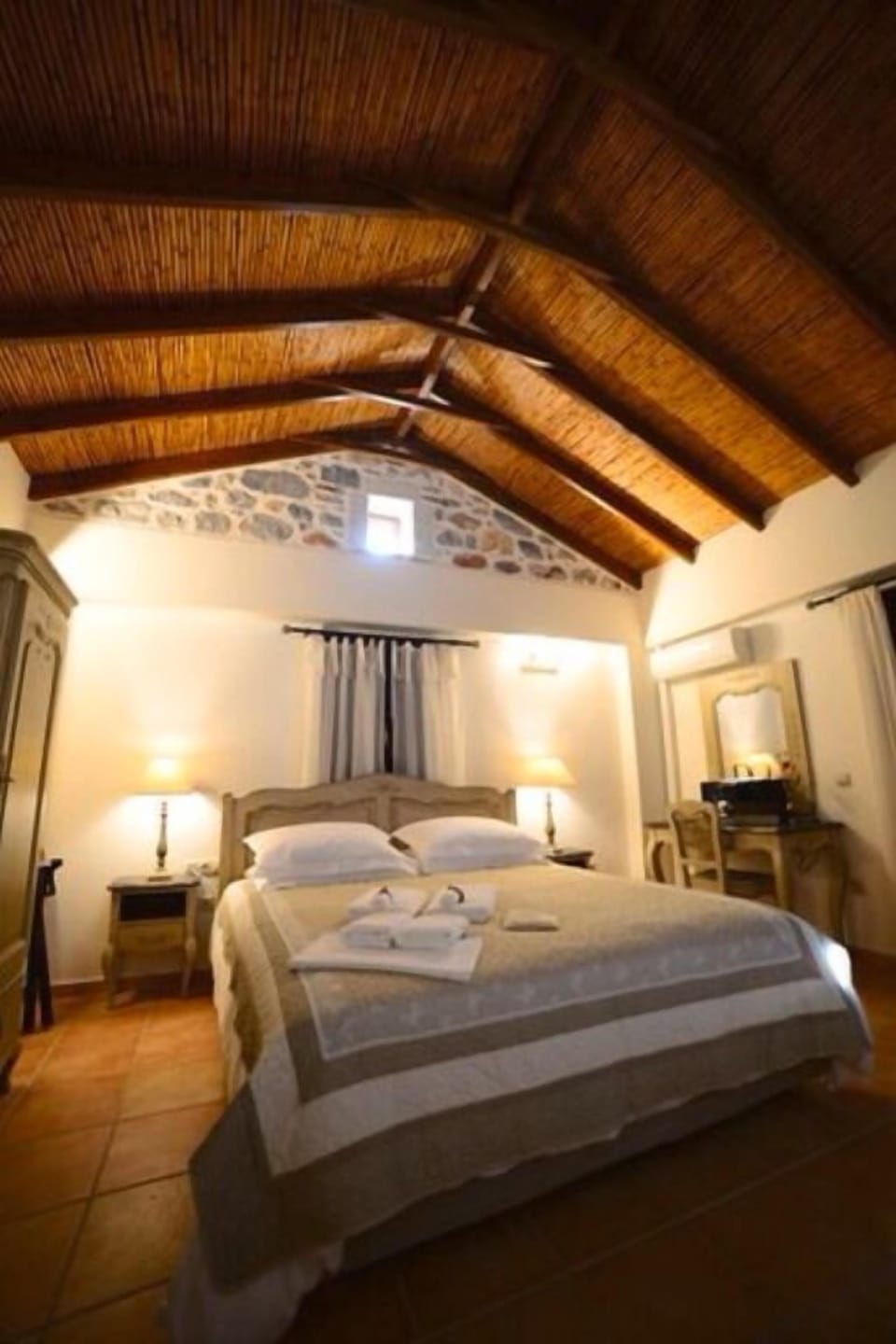 King Suite | 1 bedroom, hypo-allergenic bedding, down comforters, in-room safe