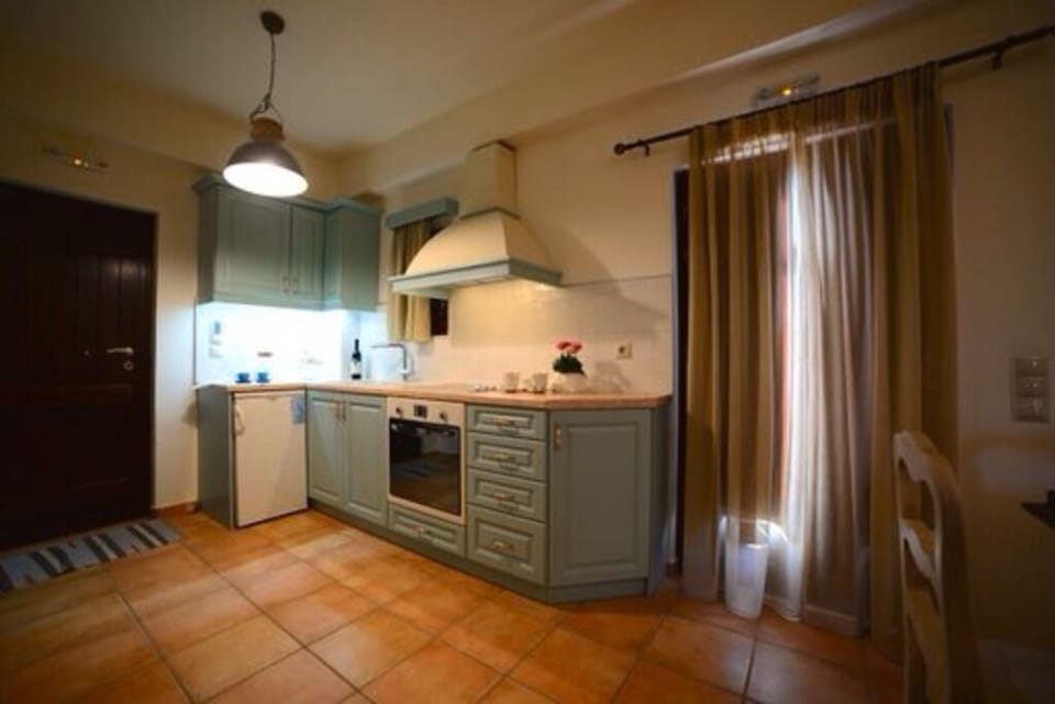 Queen Suite | Private kitchen | Mini-fridge, oven, stovetop, electric kettle