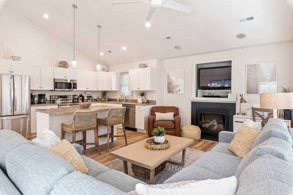HK11: Marsh & Harbor | Top Level Living Area - Fireplace Not Available For Guest Use
