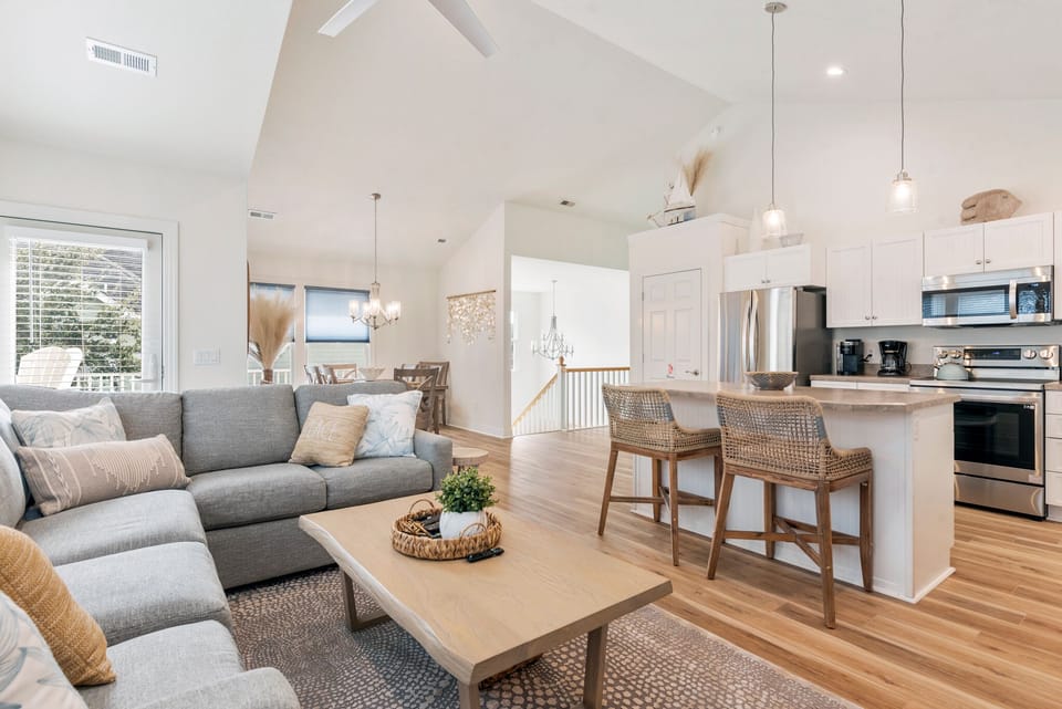 HK11: Marsh & Harbor | Top Level Living Area
