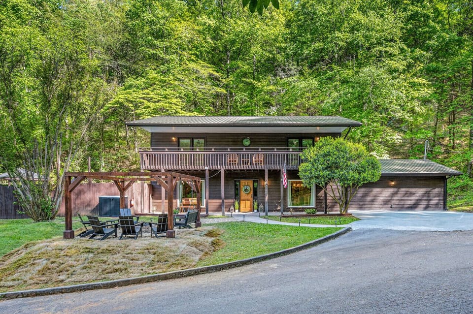 Welcome to Firefly Lagoon! A family-friendly, 2500 sq ft cabin.