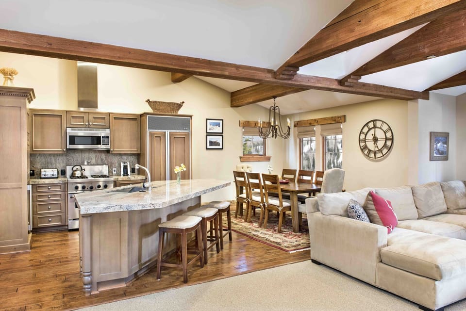 Room, Indoors, Living Room, Furniture, Flooring