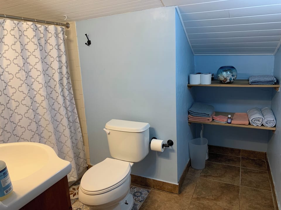 Bathroom w tub