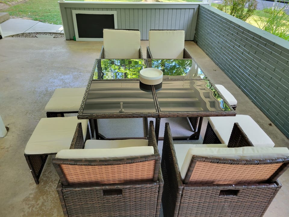 Outdoor dining for 6