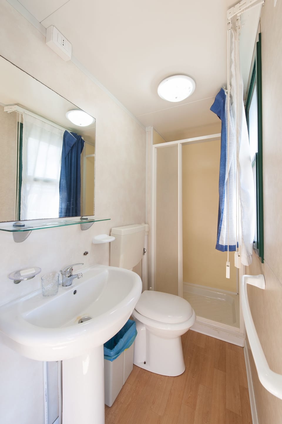 Comfort Mobile Home, 3 Bedrooms, Private Bathroom | Bathroom | Shower, hair dryer, towels