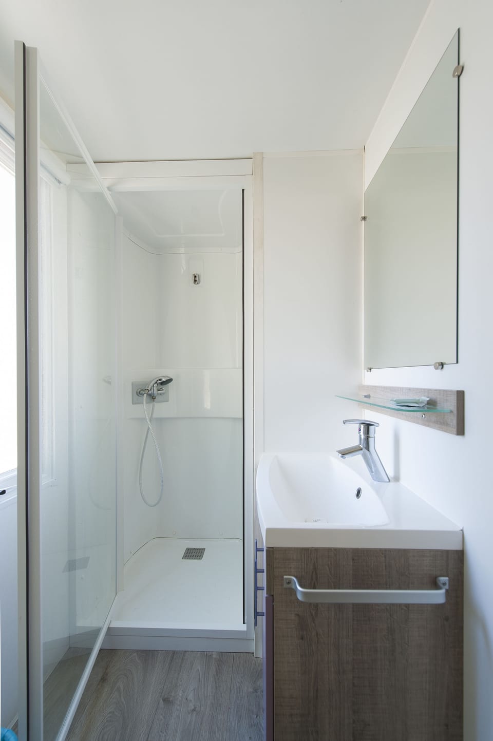Deluxe Mobile Home, 3 Bedrooms, Kitchen | Bathroom | Shower, hair dryer, towels