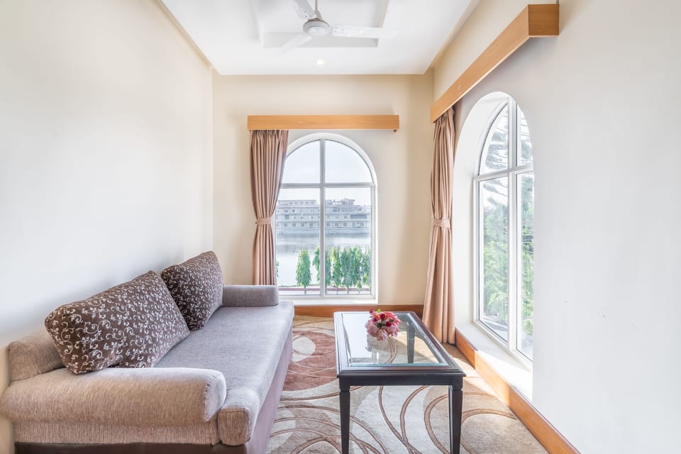 Luxury Room | Premium bedding, desk, soundproofing, free WiFi