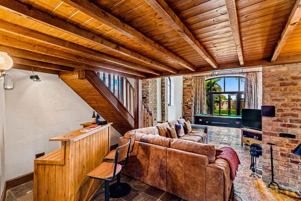 Entertainment Room with SKY, SKY Sports and NETFLIX (1)