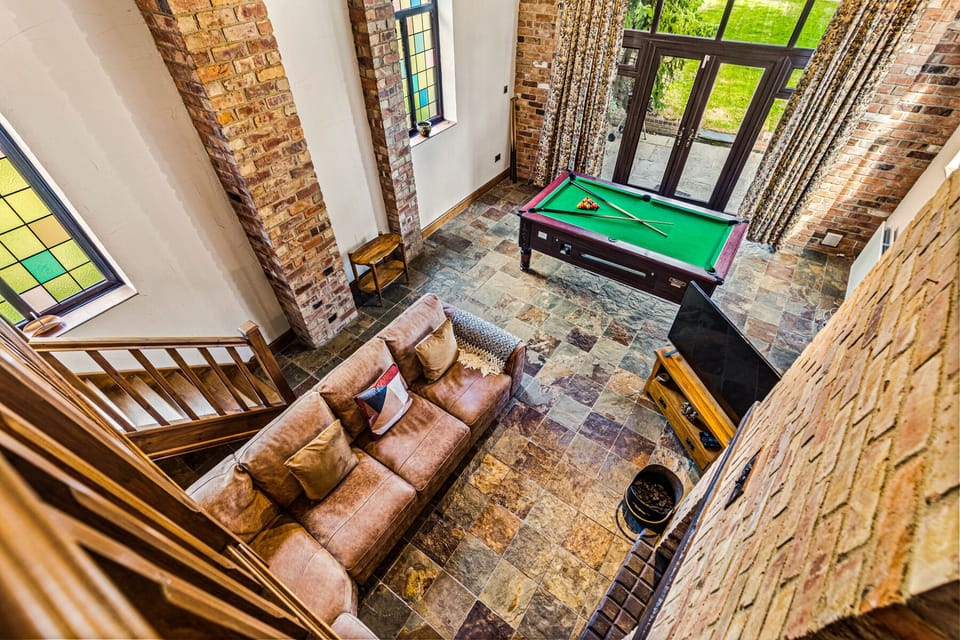 Entertainment Room with SKY, SKY Sports and NETFLIX (1)
