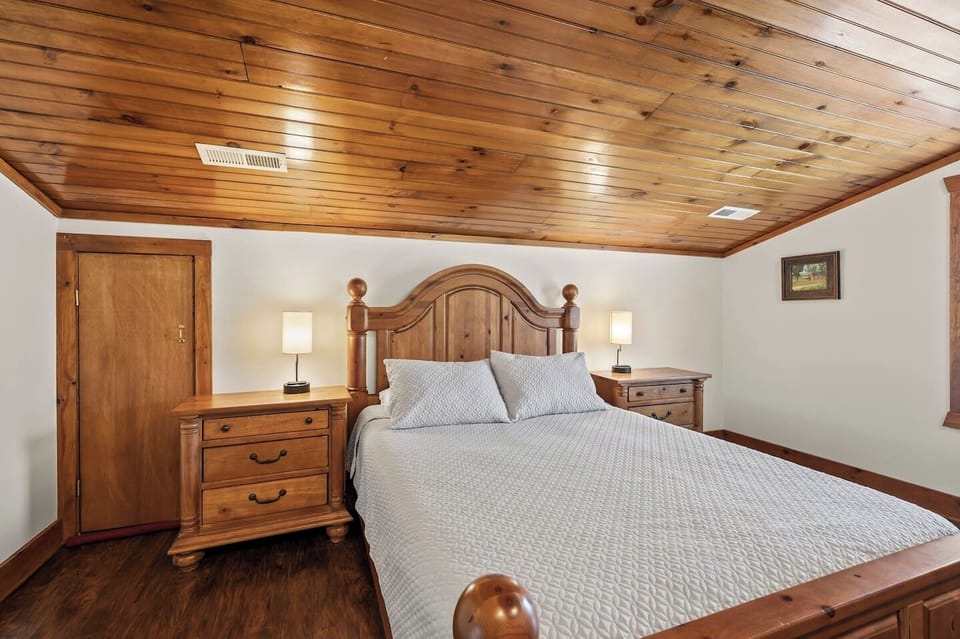 Queen post bed. Huge nightstands.