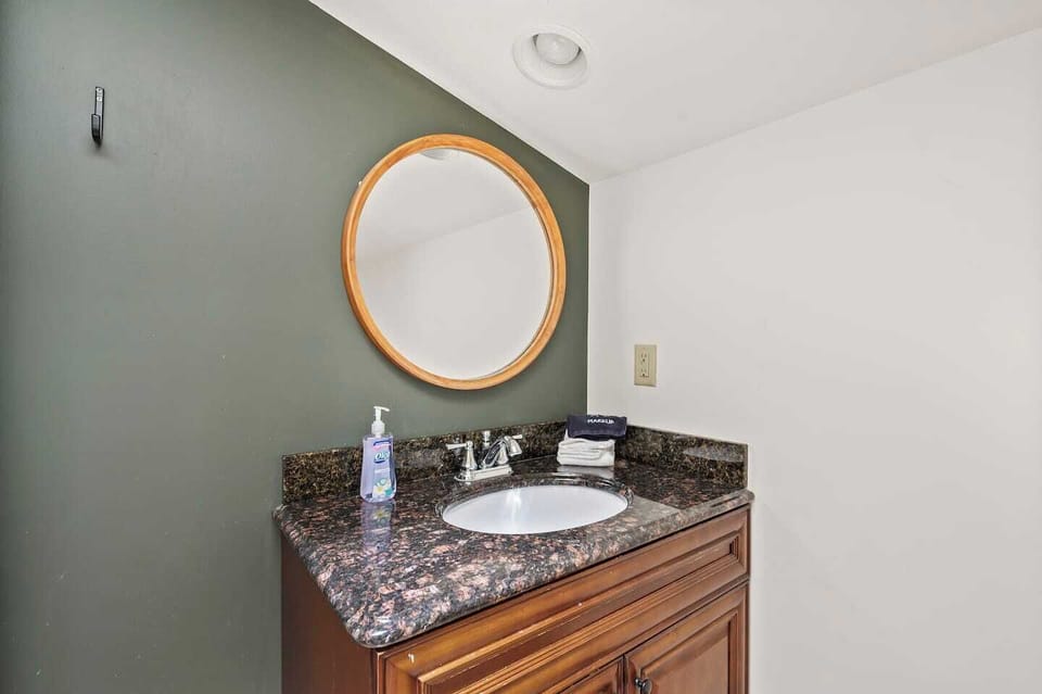 Upstairs full bathroom. 
