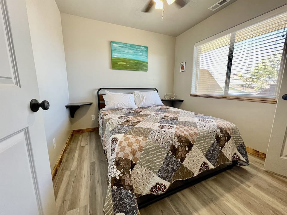 Bedroom 2- Queen size bed