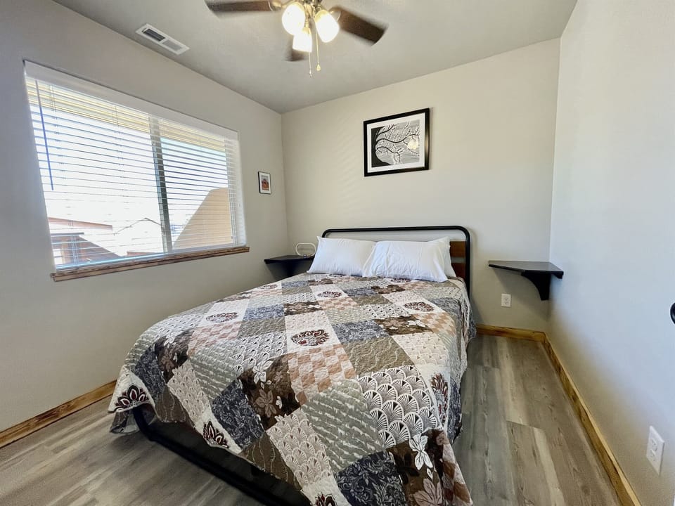 Queen size bed in 2nd bedroom