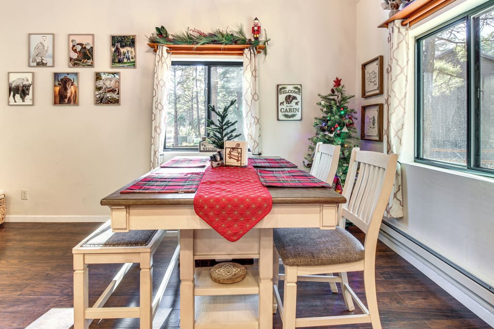 Dining Area | Dishware & Flatware Provided
