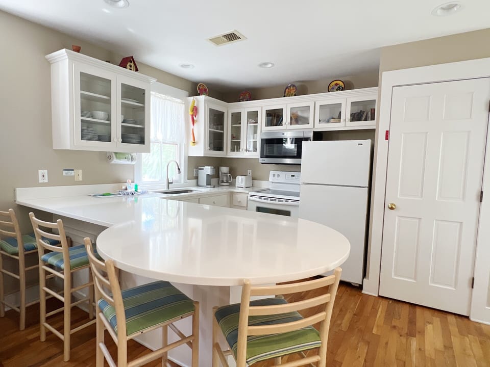 KITCHEN WITH BARTOP SEATING FOR 4