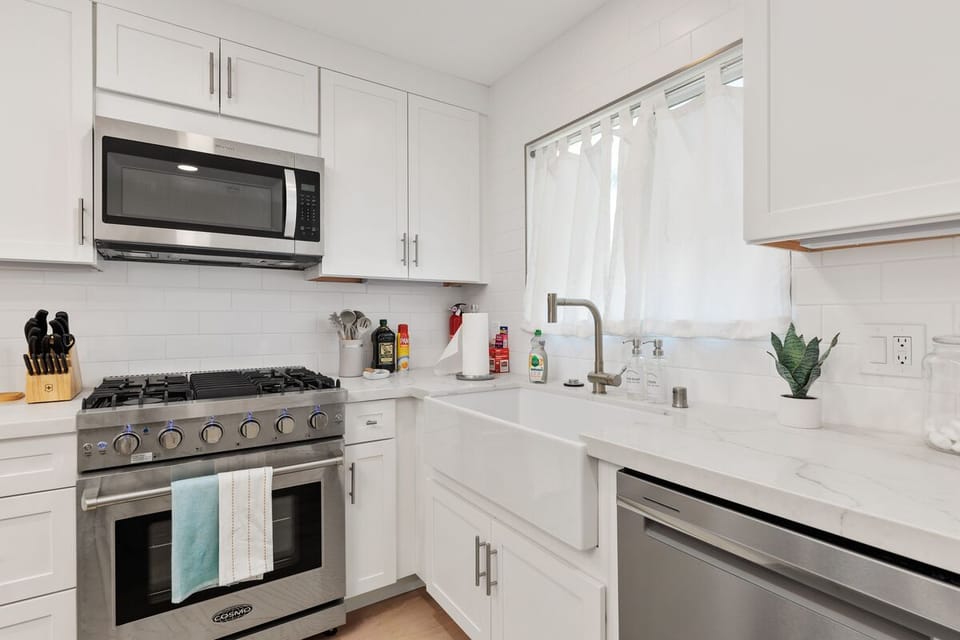 Gas stove top with 5 burners, full set of stainless steel pots and pans, spices