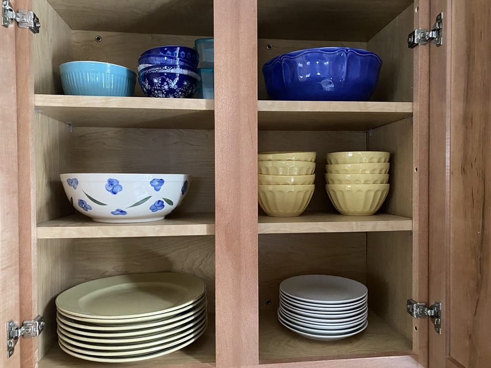 Well organized and fully stocked kitchen, eat in or cook on the Weber grill