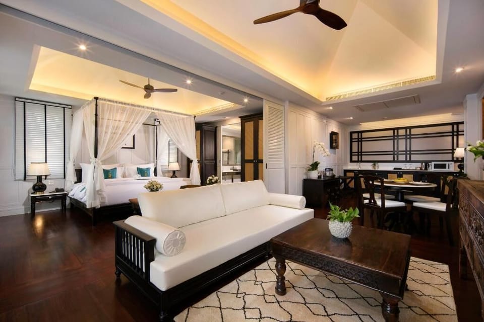 Grand Suite | Living room | 55-inch Smart TV with cable channels, TV
