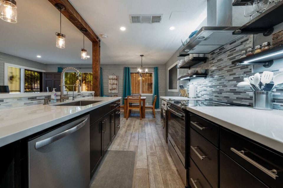 Updated, fully-equipped kitchen