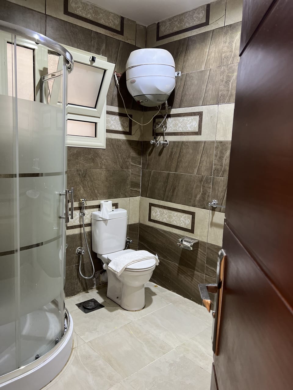 Deluxe Double Room | Bathroom | Shower, rainfall showerhead, free toiletries, hair dryer