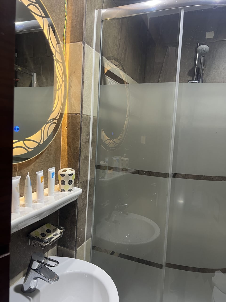 Deluxe Double Room | Bathroom | Shower, rainfall showerhead, free toiletries, hair dryer