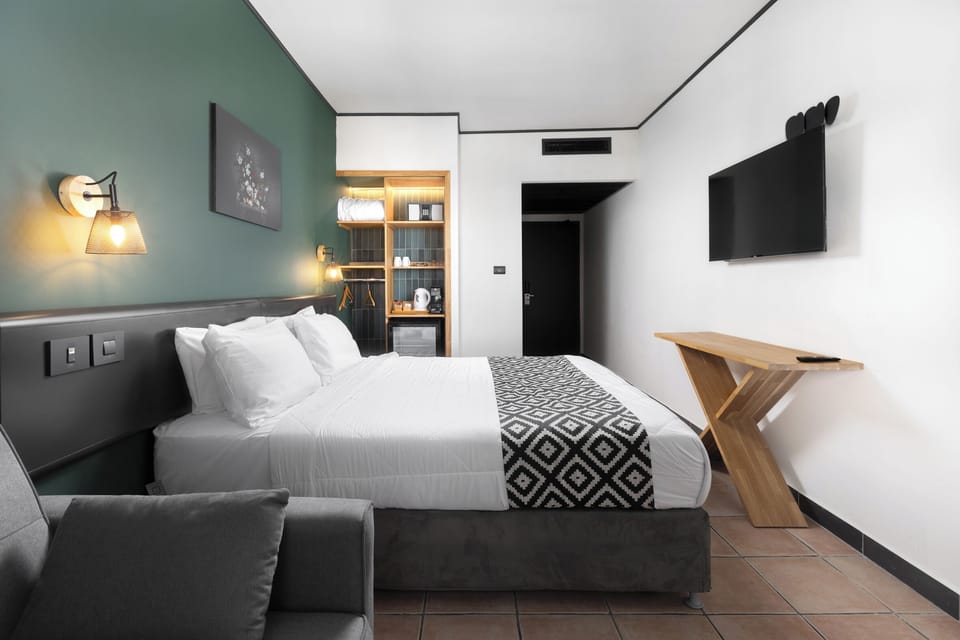 Minibar, free WiFi, bed sheets