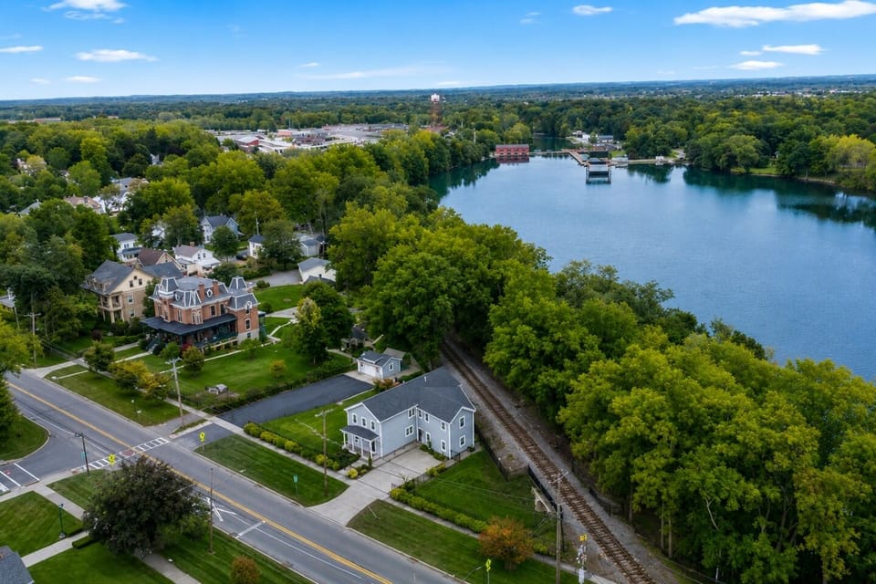 Arial view of the house with lake access for paddling