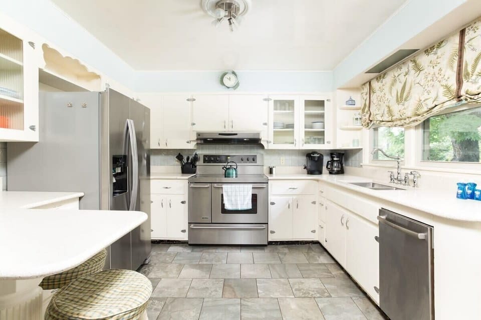 Awesome Kitchen Complete With Stainless Steel Appliances!