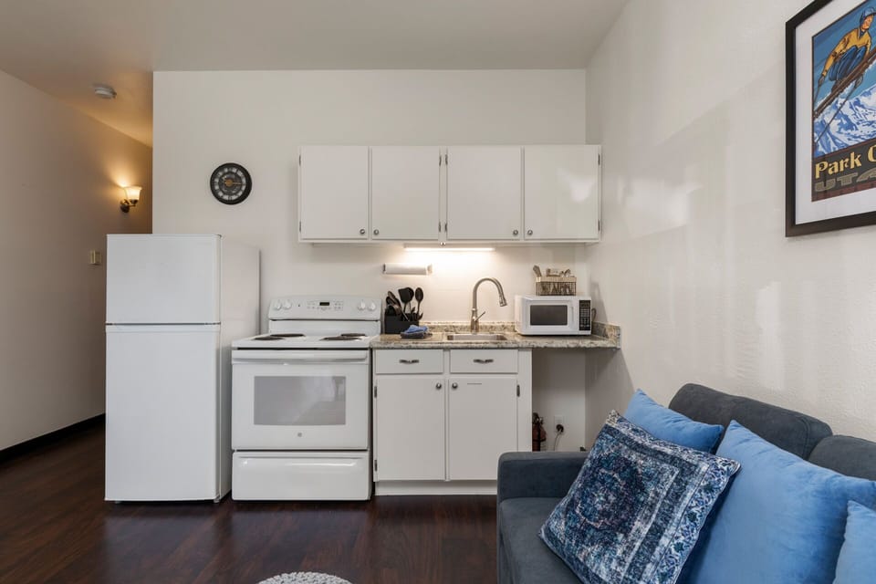 Prospector Lodge 811: Full kitchen