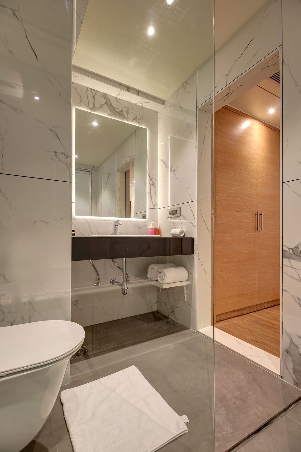 Shower, rainfall showerhead, free toiletries, hair dryer