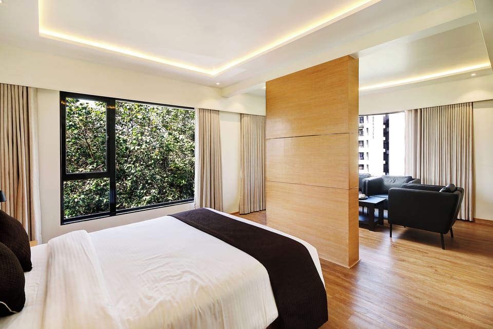 Luxury Double Room | In-room safe, desk, soundproofing, iron/ironing board