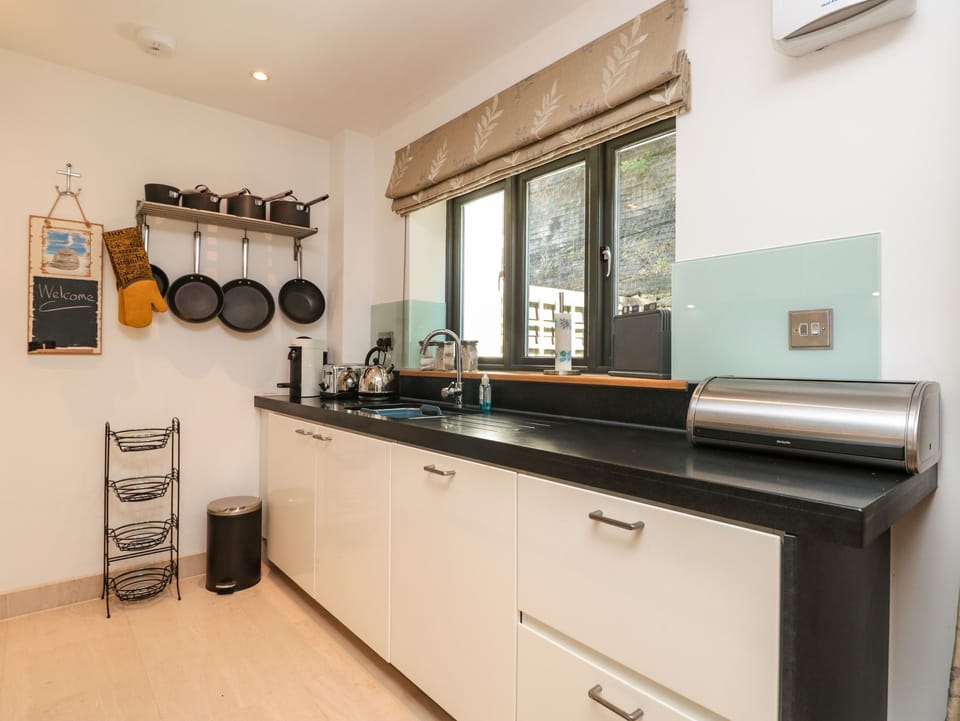 Cottage | Private kitchen | Fridge, dishwasher, electric kettle, toaster