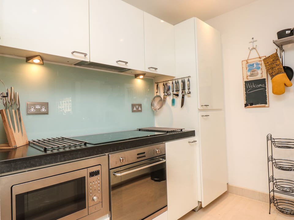 Cottage | Private kitchen | Fridge, dishwasher, electric kettle, toaster