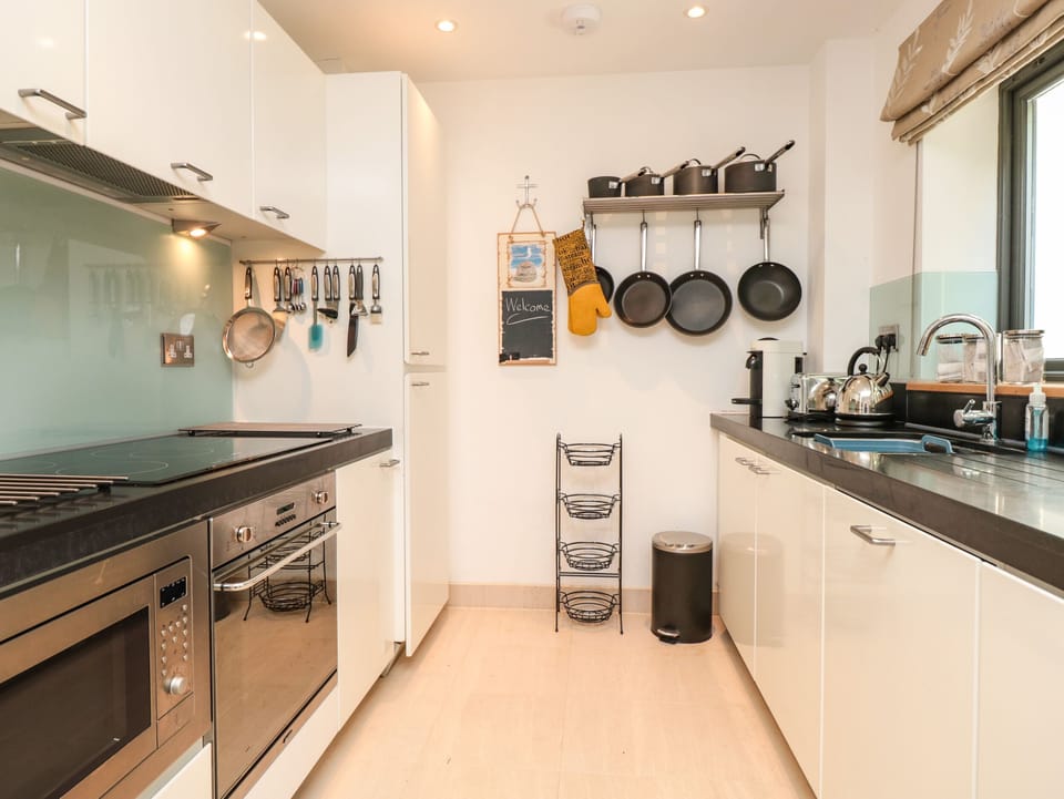 Cottage | Private kitchen | Fridge, dishwasher, electric kettle, toaster