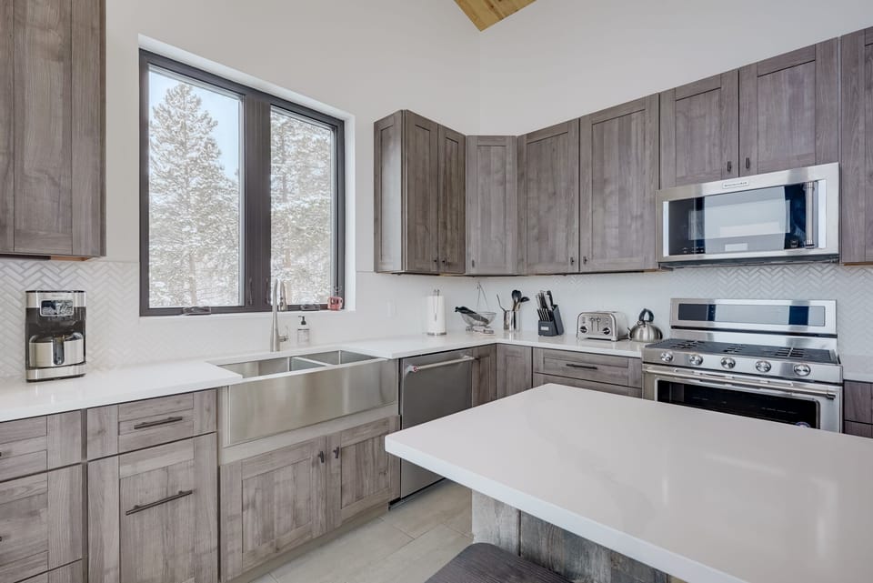 Culinary Excellence: Exquisite Kitchen, Modern Appliances, Expansive Island