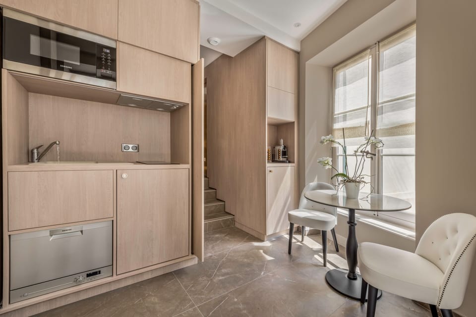 The Suite 40m2 Garden View | Private kitchen | Full-size fridge, microwave, stovetop, dishwasher