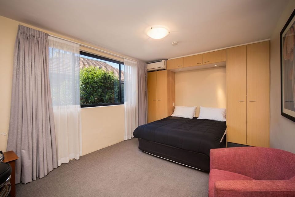 Studio | Desk, iron/ironing board, free WiFi, bed sheets