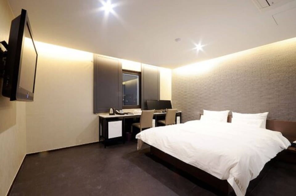 Premium bedding, down comforters, minibar, blackout drapes