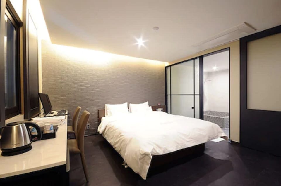 Premium bedding, down comforters, minibar, blackout drapes