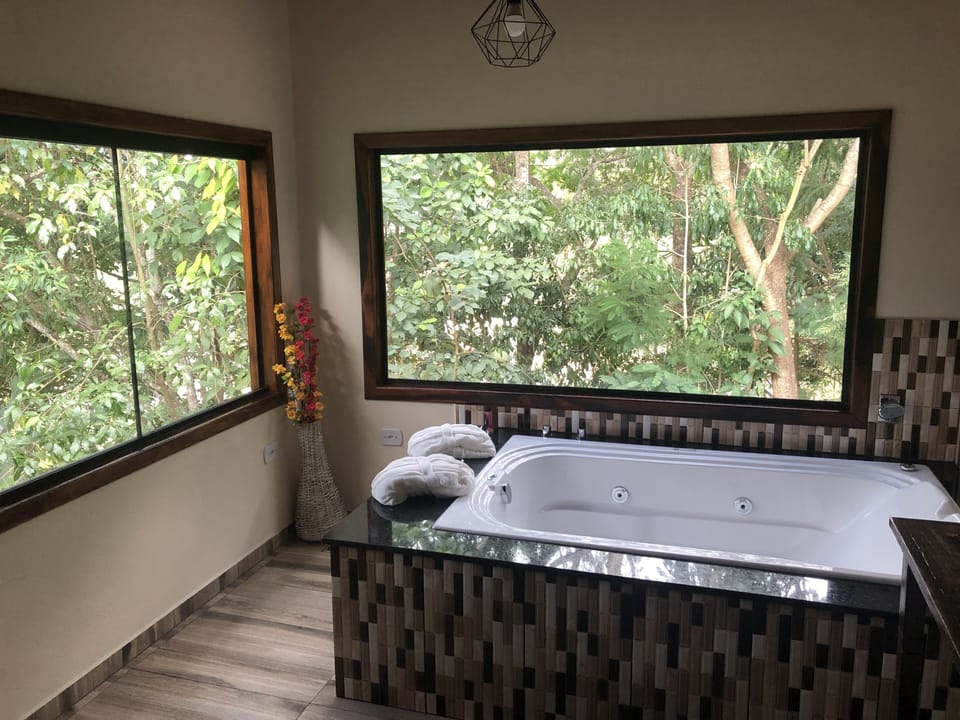 Chalé Verde | Private spa tub
