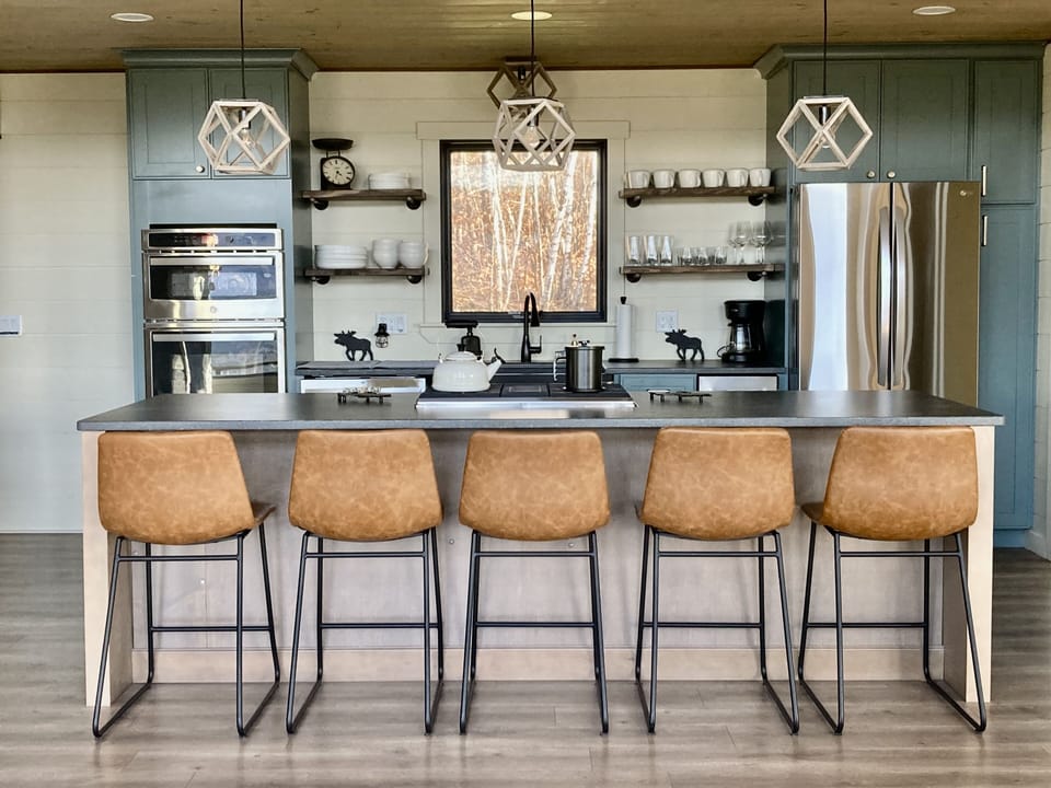 Full kitchen with island seating for 5.