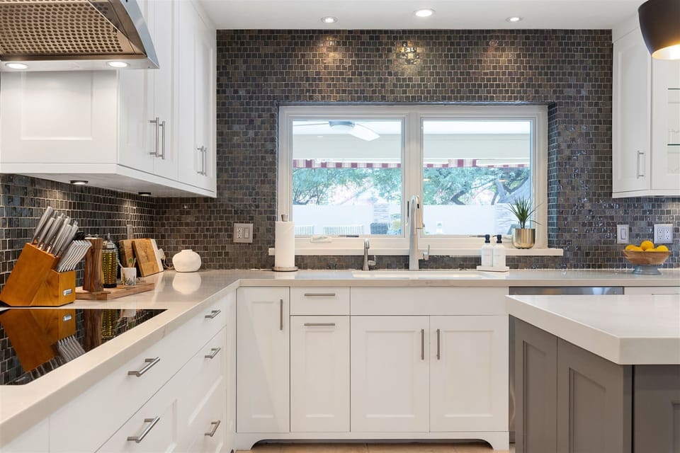 Beautiful and bright kitchen. Tons of storage, fully equipped with appliances.
