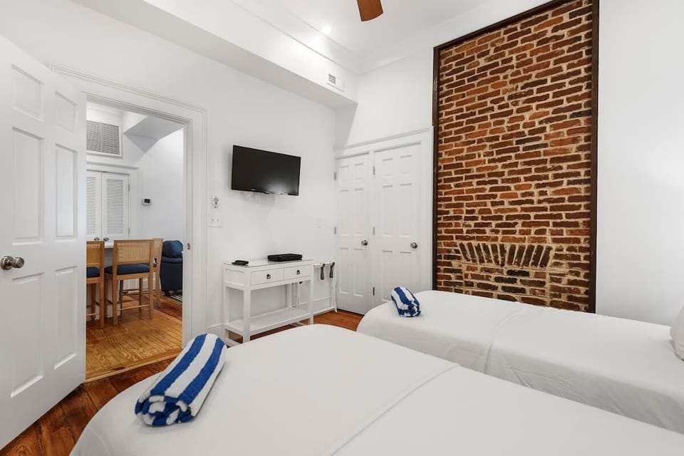 Flex Room w/Twin Beds Option (or King Bed)