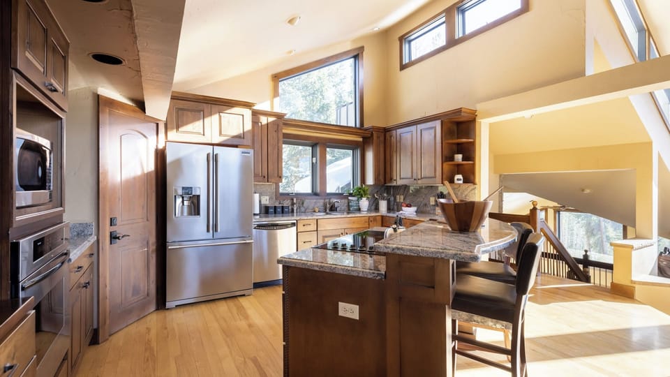 House (Multiple Bedrooms) | Private kitchen | Fridge, microwave, oven, stovetop
